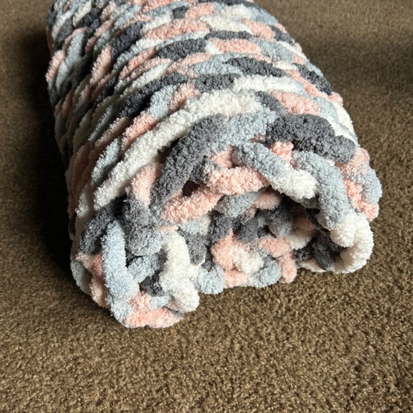 HANDMADE Chunky Blanket - Picture 3 of 4